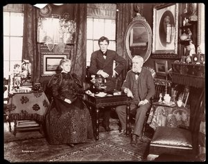 Portrett av forfatteren Lorimer Stoddard med sin kone og sønn, New York, 1896-8 (sølv gelatintrykk)